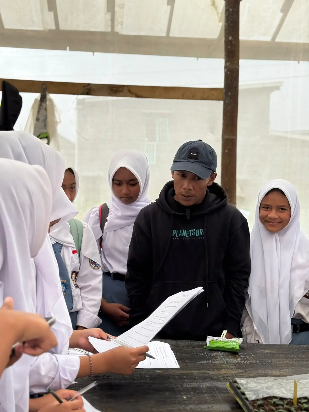 Kunjungan sekolah ke greenhouse Fredian Farm